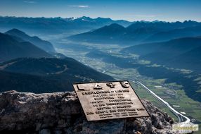 Hinweistafel zur Lawinenverbauung