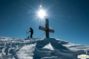 Skitour Pirchkogel - am Gipfelkreuz