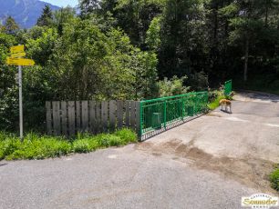 Spaziergang zu Hängebrücke und Wasserfall