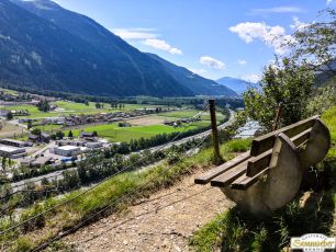 Spaziergang zu Hängebrücke und Wasserfall