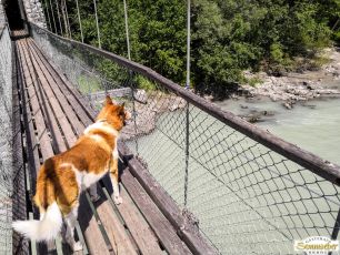 Spaziergang zu Hängebrücke und Wasserfall