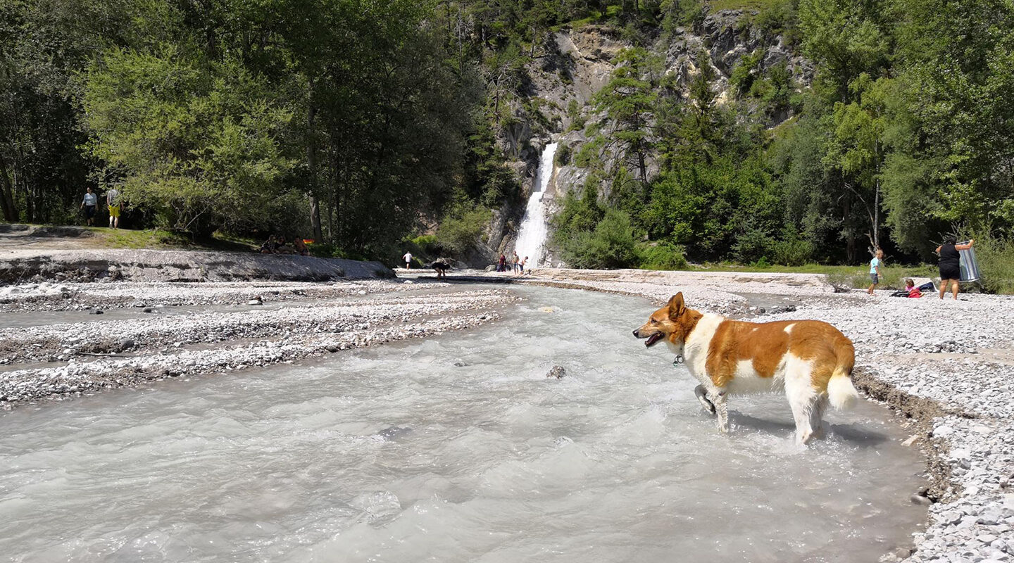 Bei Hängebrücke und Wasserfall