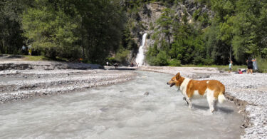 Bei Hängebrücke und Wasserfall