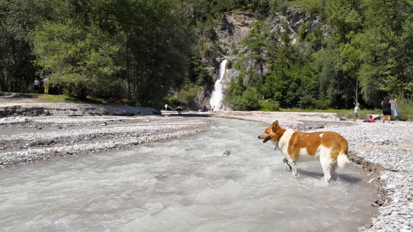 Bei Hängebrücke und Wasserfall